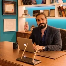 Op. Dr. Reşit Burak Kayan — Plastik Rekonstrüktif Ve Estetik Cerrahi, Beşiktaş, İstanbul. Portre fotoğrafı.