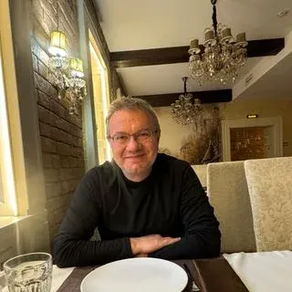 Dr. Aytuğ Hayırlı — Nöroloji, İzmit, Kocaeli. Portre fotoğrafı.