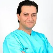 Dr. Dt. Becen Demir — Periodontoloji, İstanbul. Portre fotoğrafı.