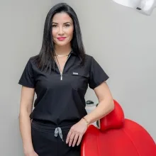 Dr. Dt. Özge Öztürk — Beşiktaş, İstanbul. Portre fotoğrafı.