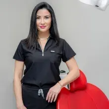 Dr. Dt. Özge Öztürk — Beşiktaş, İstanbul. Portre fotoğrafı.