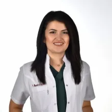 Dt. Betül Atalay — Diş Hekimi, Balıkesir. Portre fotoğrafı.