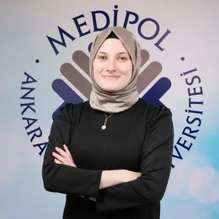 Uzm. Dt. Rabia Yücel — Çocuk Diş Hekimliği (Pedodonti), Ankara. Portre fotoğrafı.