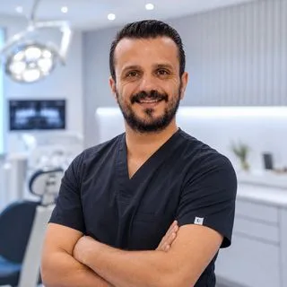 Uzm. Dt. Mehmet Akif Türkan — Periodontoloji, Şişli, İstanbul. Portre fotoğrafı.