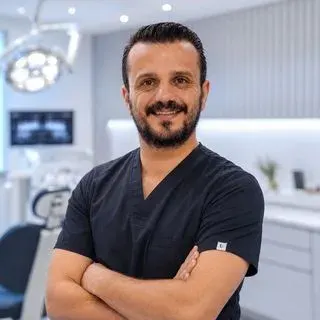Uzm. Dt. Mehmet Akif Türkan — Periodontoloji, Şişli, İstanbul. Portre fotoğrafı.