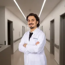 Op. Dr. Burak Koçak — Ortopedi Ve Travmatoloji, Bayraklı, İzmir. Portre fotoğrafı.
