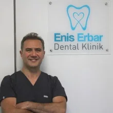 Dt. Enis Erbar — Diş Hekimi, Eskişehir. Portre fotoğrafı.