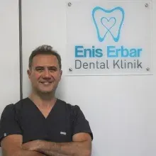 Dt. Enis Erbar — Diş Hekimi, Eskişehir. Portre fotoğrafı.