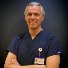 Prof. Dr. Batuhan Özay — Kalp Ve Damar Cerrahisi, İstanbul. Portre fotoğrafı.