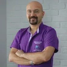 Dr. Dt. Emre Öztürk — Muratpaşa, Antalya. Portre fotoğrafı.