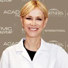 Prof. Dr. Zehra Neşe Kavak — Kadın Hastalıkları Ve Doğum, İstanbul. Portre fotoğrafı.