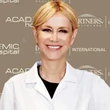 Prof. Dr. Zehra Neşe Kavak — Kadın Hastalıkları Ve Doğum, İstanbul. Portre fotoğrafı.
