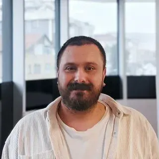 Psk. | Bilim Uzmanı Özgür Sarıçan — Psikoloji, İstanbul. Portre fotoğrafı.