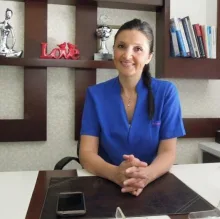 Dt. Yeşim Ramos Davarcıoğlu — Diş Hekimi, Antalya. Portre fotoğrafı.