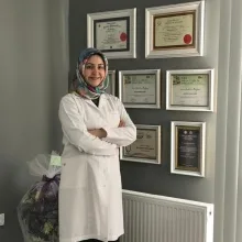 Uzm. Dr. Haticetül Kübra Sarı — Dermatoloji, Erzincan. Portre fotoğrafı.