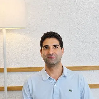 Uzm. Dr. Göksarp Şengün — Çocuk ve Ergen Psikiyatrisi, İzmir. Portre fotoğrafı.
