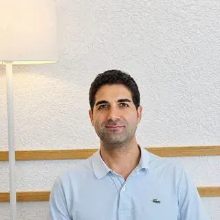 Uzm. Dr. Göksarp Şengün — Çocuk ve Ergen Psikiyatrisi, İzmir. Portre fotoğrafı.