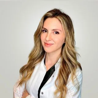 Ass. Dr. Ayça Bengü Üstünbaş — Ortodonti, İstanbul. Portre fotoğrafı.