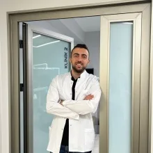Dt. Sedat Çakır — Diş Hekimi, İzmir. Portre fotoğrafı.