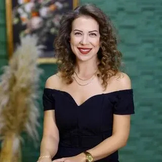Dr. Dyt. Olcay Barış — Diyetisyen, İstanbul. Portre fotoğrafı.