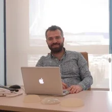 Dr. Öğr. Üyesi Emre Güvercin — Plastik Rekonstrüktif Ve Estetik Cerrahi, İstanbul. Portre fotoğrafı.
