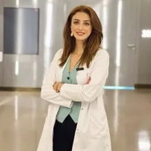 Uzm. Dr. Aslı Tokmak — Dermatoloji, Kadıköy, İstanbul. Portre fotoğrafı.