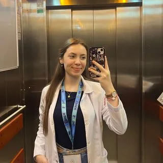 Dkt. Ecem Kumtaş Çil — İstanbul. Portre fotoğrafı.