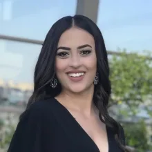 Psk. Ayşenur Şahin — Psikoloji, Mersin. Portre fotoğrafı.