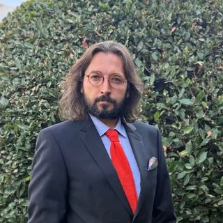 Op. Dr. Şakir Volkan Erdoğan — Kadın Hastalıkları Ve Doğum, Şişli, İstanbul. Portre fotoğrafı.