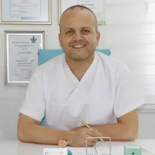 Dt. Fatih Demir — Diş Hekimi, Adana. Portre fotoğrafı.