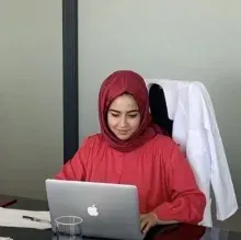 Dyt. Sueda Çetin — Diyetisyen. Portre fotoğrafı.