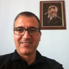 Uzm. Dr. Mesut Caner Yusufoğlu — Aile Hekimliği, İzmir. Portre fotoğrafı.