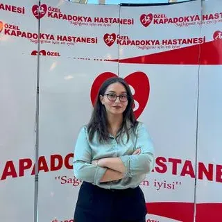 Dkt. Gizem Akyüz — Dil ve Konuşma Terapisi. Portre fotoğrafı.