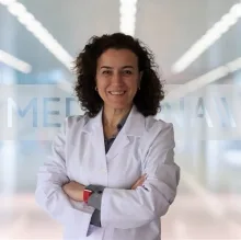 Prof. Dr. Emine Esra Okuyucu — Nöroloji, Çankaya, Ankara. Portre fotoğrafı.