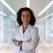 Prof. Dr. Emine Esra Okuyucu — Nöroloji, Çankaya, Ankara. Portre fotoğrafı.