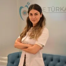Dt. Özge Demirtaş Türkay — Diş Hekimi, İzmir. Portre fotoğrafı.