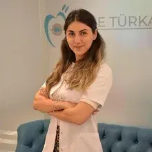 Dt. Özge Demirtaş Türkay — Diş Hekimi, İzmir. Portre fotoğrafı.