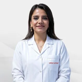 Uzm. Dr. Laman Yagubova — Dermatoloji, Karşıyaka, İzmir. Portre fotoğrafı.