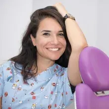 Uzm. Dt. Cansu Ertaş Bingöl — Çocuk Diş Hekimliği (Pedodonti), İzmir. Portre fotoğrafı.
