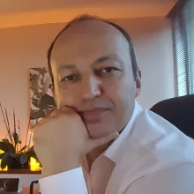 Uzm. Dr. Mustafa Güveli — Psikiyatri, İstanbul. Portre fotoğrafı.