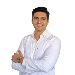 Doç. Dr. Özkan Özdamar — Kadın Hastalıkları Ve Doğum, İstanbul. Portre fotoğrafı.