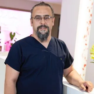 Op. Dr. Erol Karakaş — Kadın Hastalıkları Ve Doğum, Kayseri. Portre fotoğrafı.
