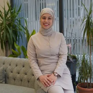 Dt. Tuğçe Yetmişbir Yücel — Diş Hekimi, Kocaeli. Portre fotoğrafı.