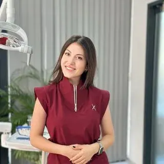 Dt. Merve Asel Arı — Diş Hekimi, Mersin. Portre fotoğrafı.