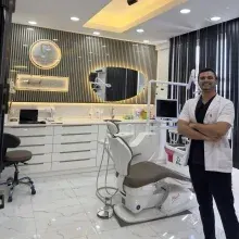 Dt. Gökhan Özgür — Diş Hekimi, İzmir. Portre fotoğrafı.