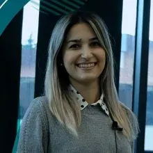 Uzm. Dt. Gizem Işık — Çocuk Diş Hekimliği (Pedodonti), Adana. Portre fotoğrafı.