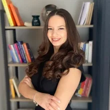 Psk. Cansu Yumrutaşlar — Psikoloji, İzmir. Portre fotoğrafı.