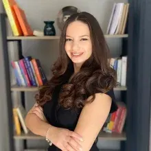 Psk. Cansu Yumrutaşlar — Psikoloji, İzmir. Portre fotoğrafı.