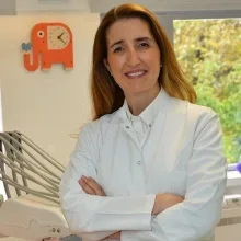 Prof. Dr. Banu Çakırer Bakkalbaşı — Ortodonti, İstanbul. Portre fotoğrafı.