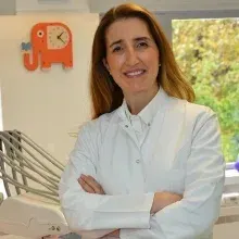 Prof. Dr. Banu Çakırer Bakkalbaşı — Ortodonti, İstanbul. Portre fotoğrafı.